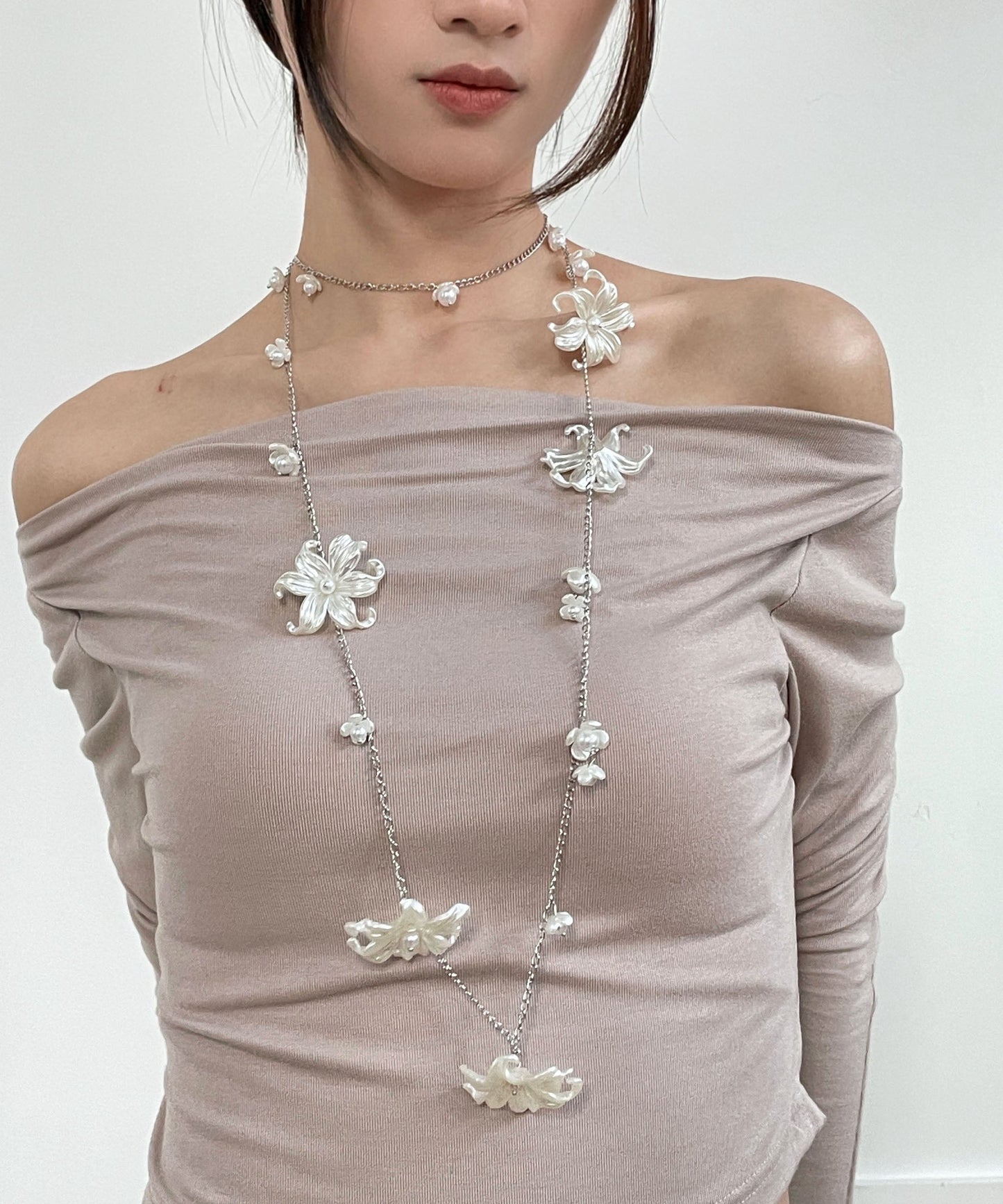 Chaîne de corps en alliage blanc français avec perles et fleurs - TrendAura