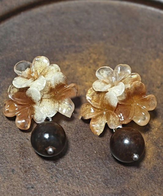 Boucles d'oreilles pendantes en résine florale marron cuivrée dégradée - TrendAura