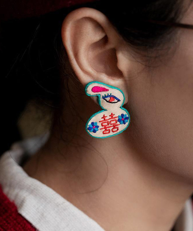 Boucles d'oreilles à tige en forme de petit lapin brodées à la main avec un arc-en-ciel - TrendAura