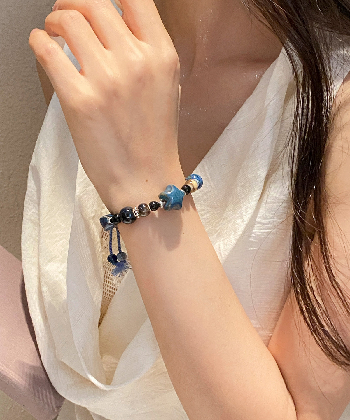 Bracelet à breloques en céramique tissée bleu roi fait main - TrendAura