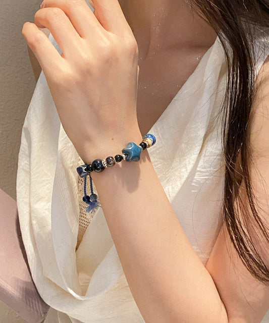 Bracelet à breloques en céramique tissée bleu roi fait main - TrendAura