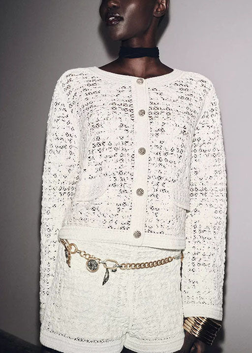 Manteau court en coton blanc italien à col rond et boutons ajourés pour l'automne - TrendAura