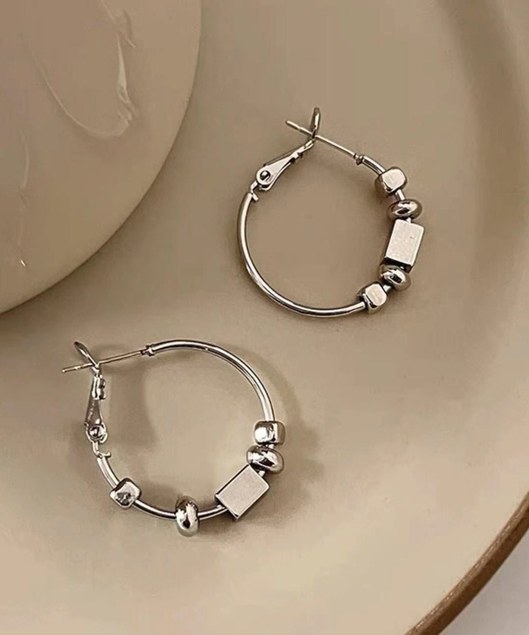 Boucles d'oreilles créoles en soie, cuivre et argent cassé - TrendAura
