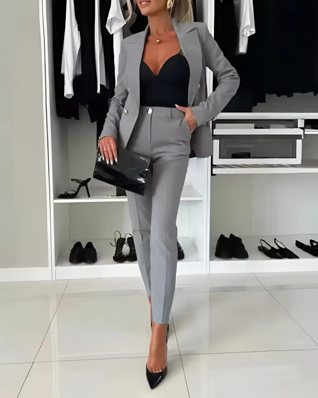 Women's suit in double-breasted design