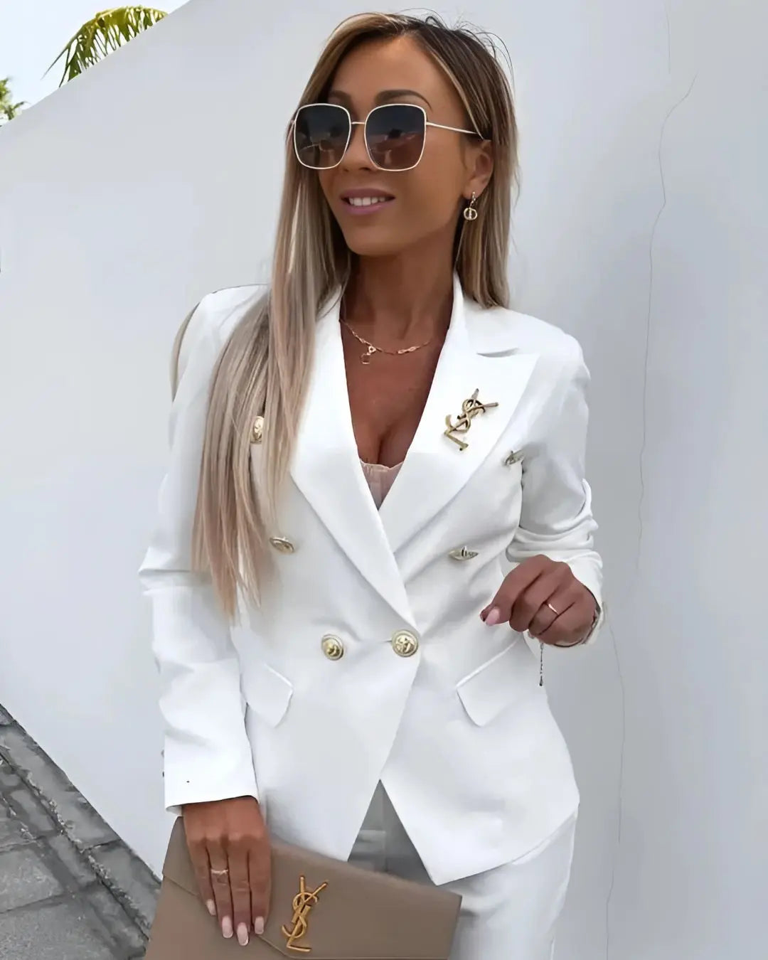 Women's suit in double-breasted design