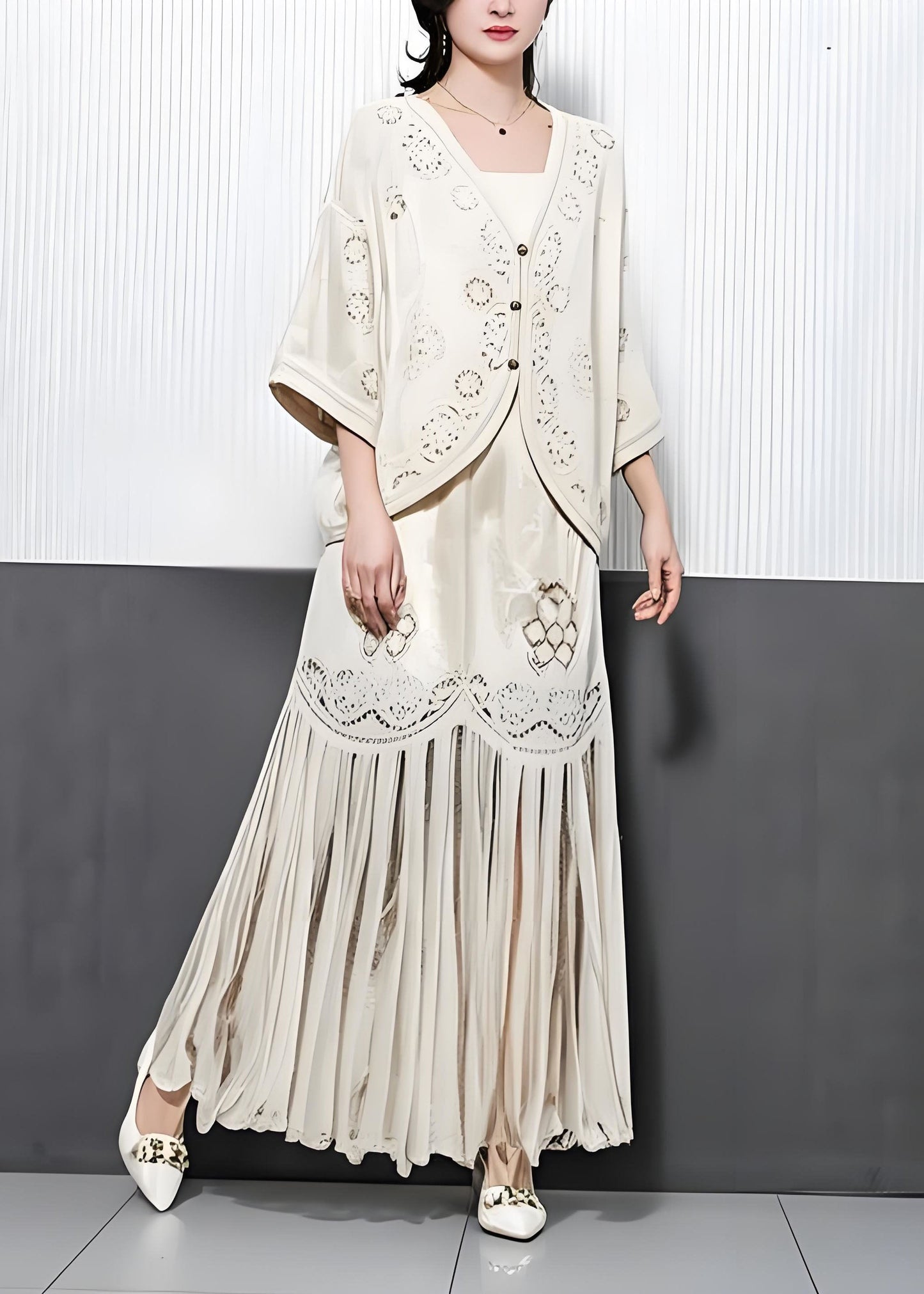 Ensemble deux pièces en coton brodé ajouré à pompons beige moderne pour l'été - TrendAura