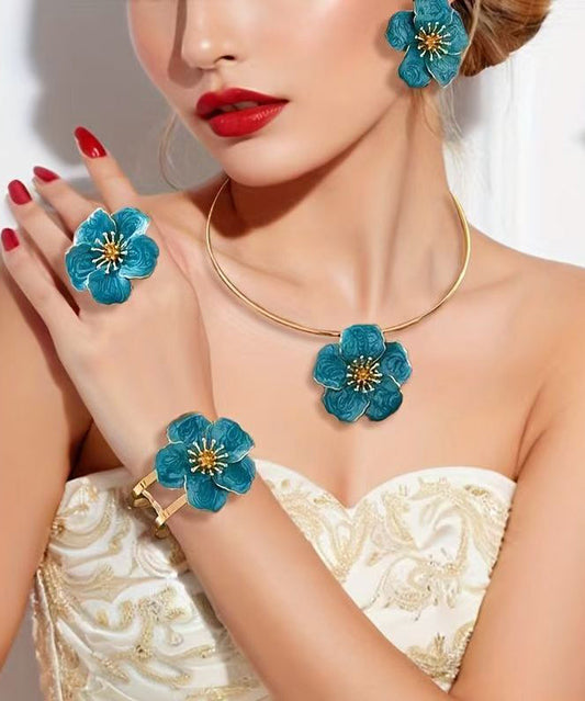 Ensemble de quatre bracelets, boucles d'oreilles, bagues et pendentif en alliage métallique bleu moderne - TrendAura
