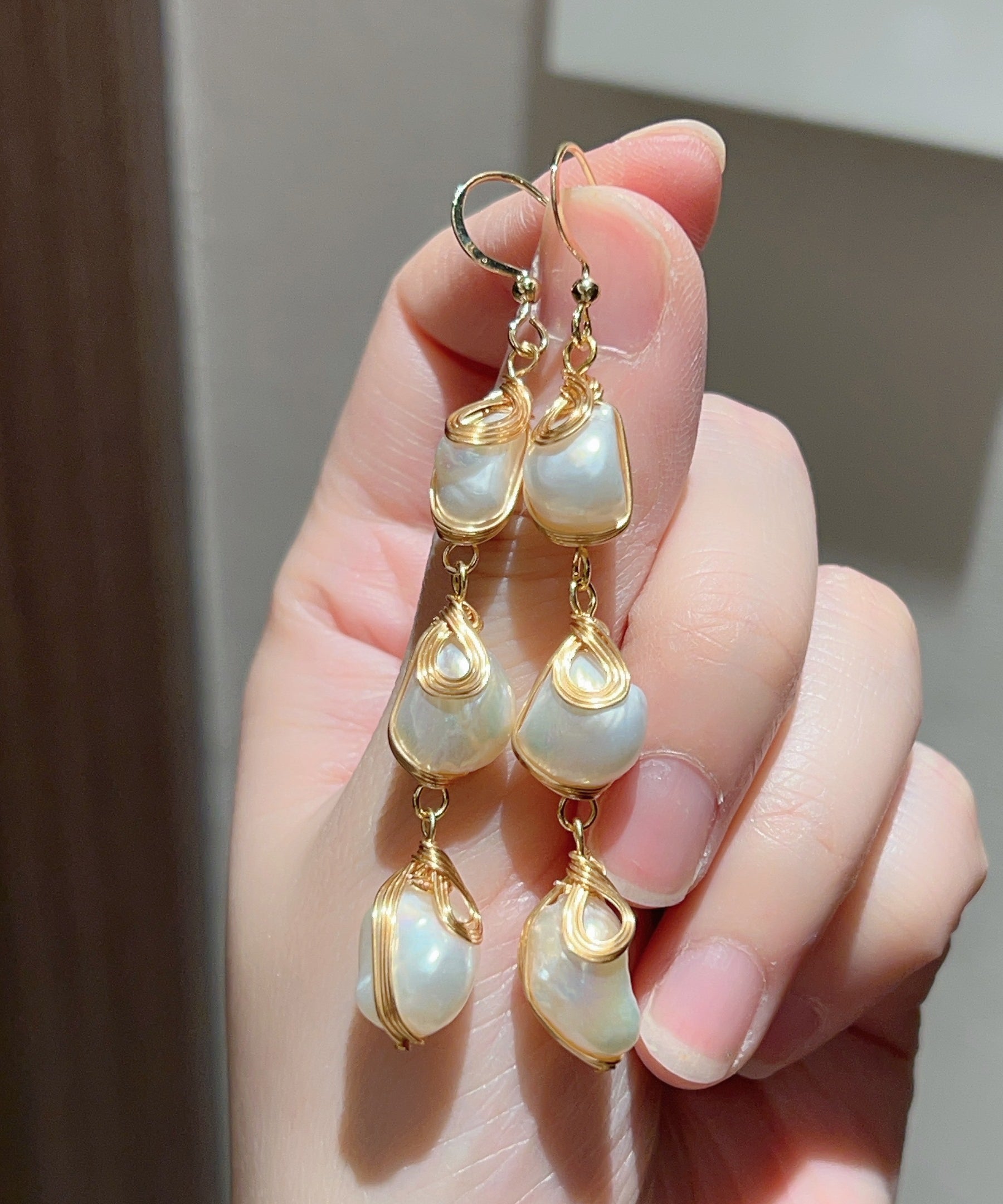 Boucles d'oreilles pendantes modernes en cuivre doré et perles - TrendAura