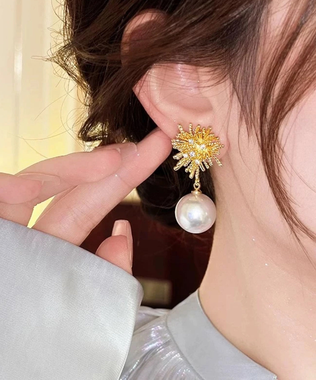 Boucles d'oreilles pendantes modernes en alliage de métal doré et zircon avec perles et feux d'artifice - TrendAura