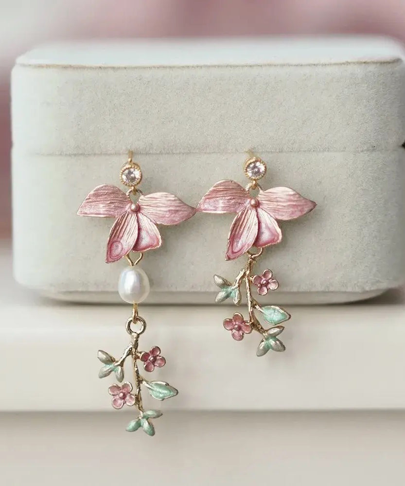 Boucles d'oreilles pendantes florales modernes en cuivre rose surdoré avec perles - TrendAura