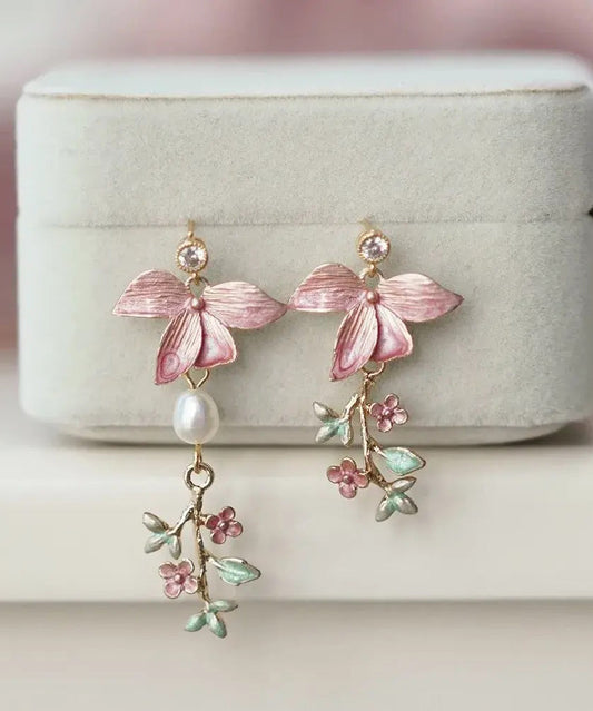 Boucles d'oreilles pendantes florales modernes en cuivre rose surdoré avec perles - TrendAura
