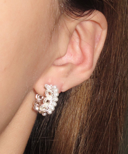 Boucles d'oreilles créoles modernes en alliage blanc tissé de perles et dentelle - TrendAura