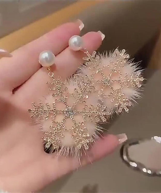 Boucles d'oreilles pendantes modernes en alliage de cuivre blanc avec fourrure duveteuse et flocon de neige - TrendAura