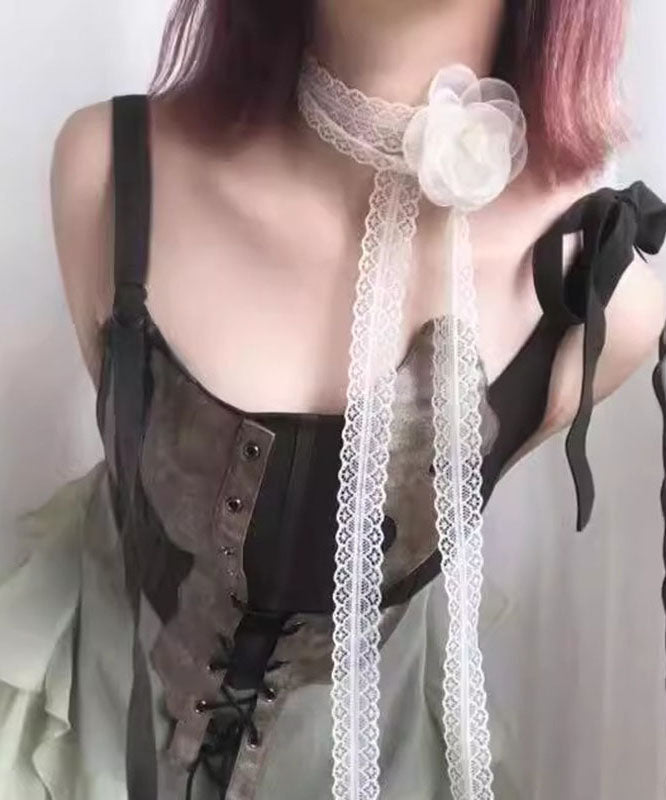 Collier moderne en dentelle blanche ajourée à motif floral - TrendAura