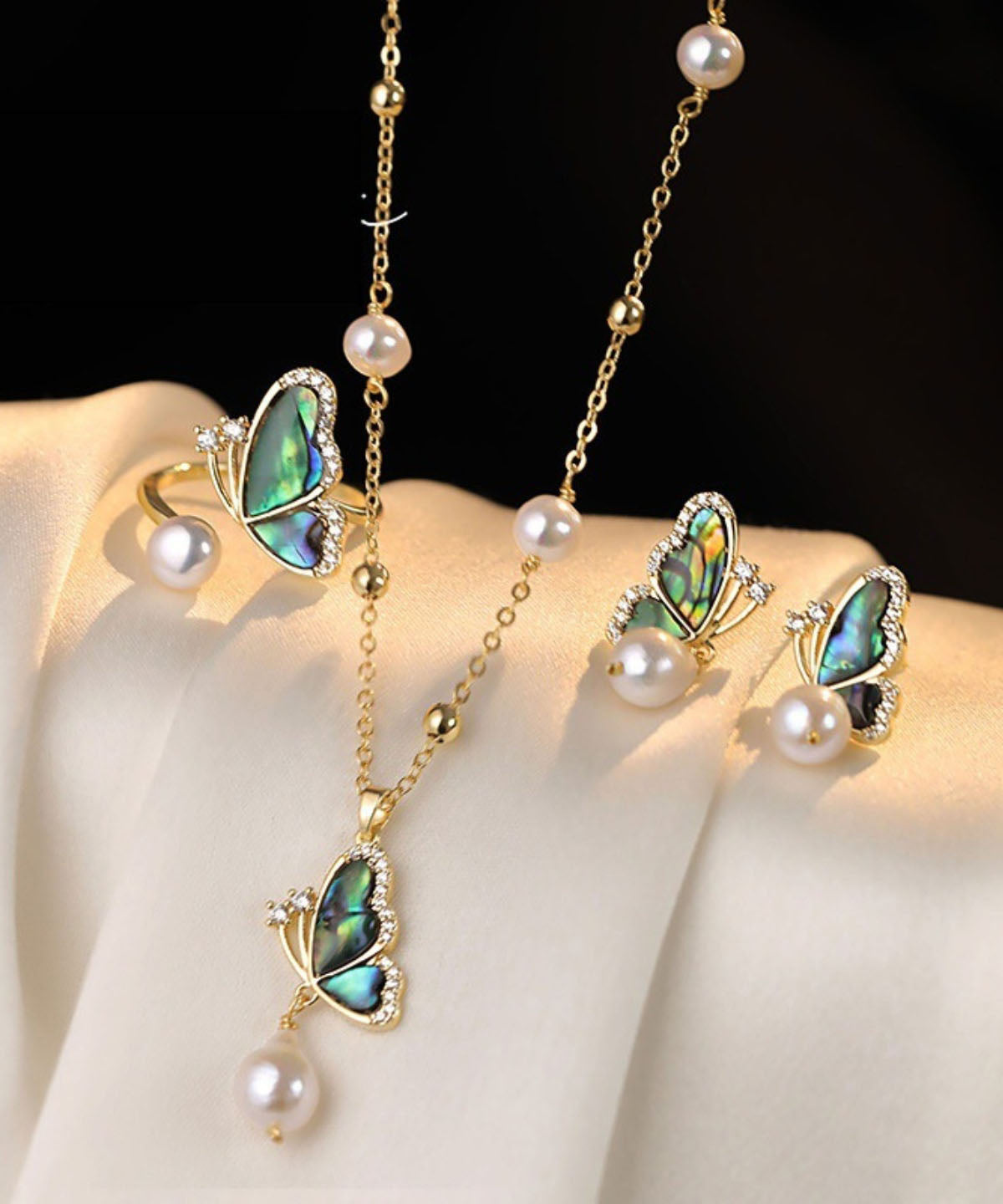 Ensemble trois pièces : collier pendentif papillon en zircon et perle sur cuivre doré, bagues et boucles d'oreilles pendantes - TrendAura