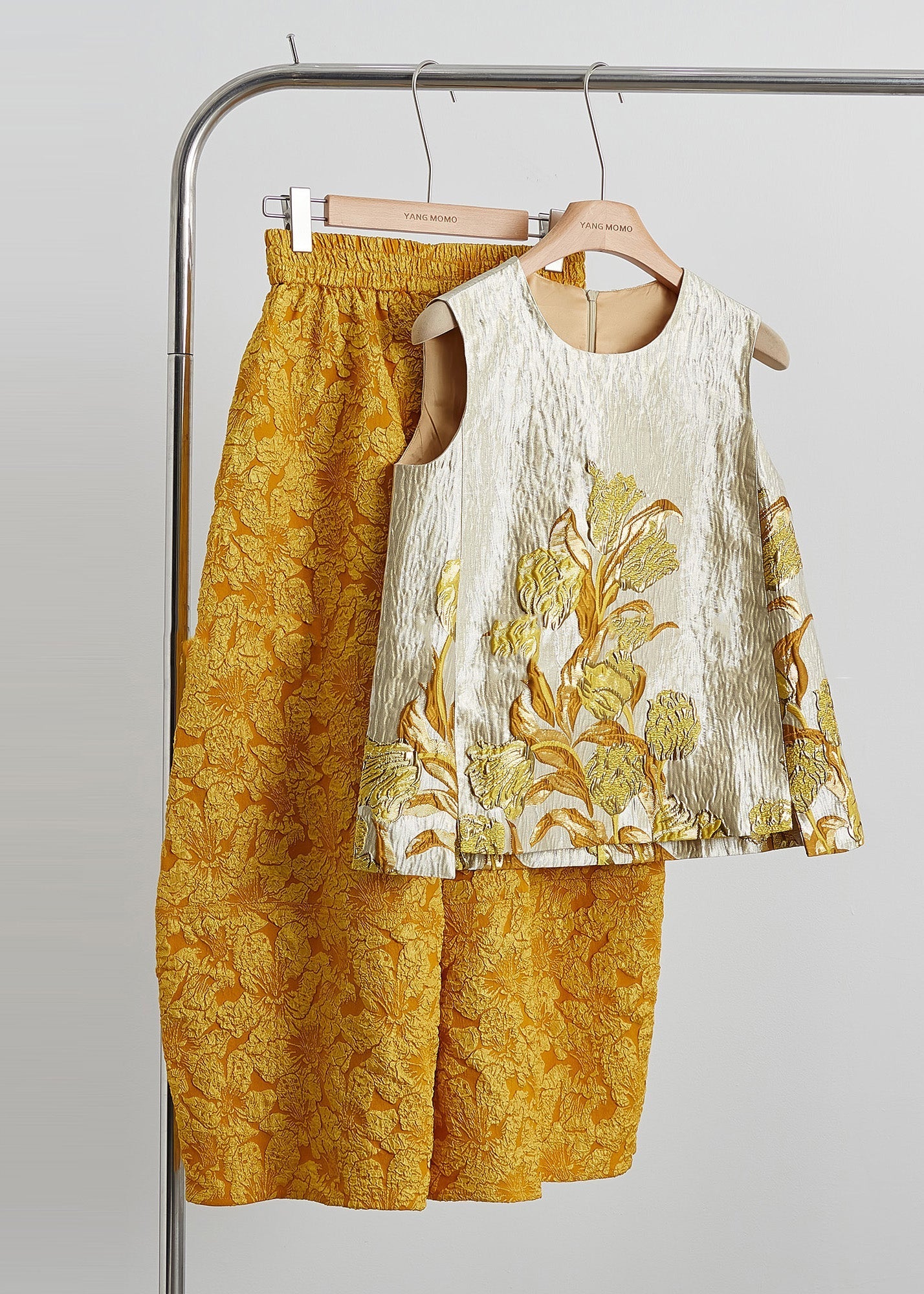 Ensemble deux pièces sans manches en soie jacquard dorée rétro - TrendAura