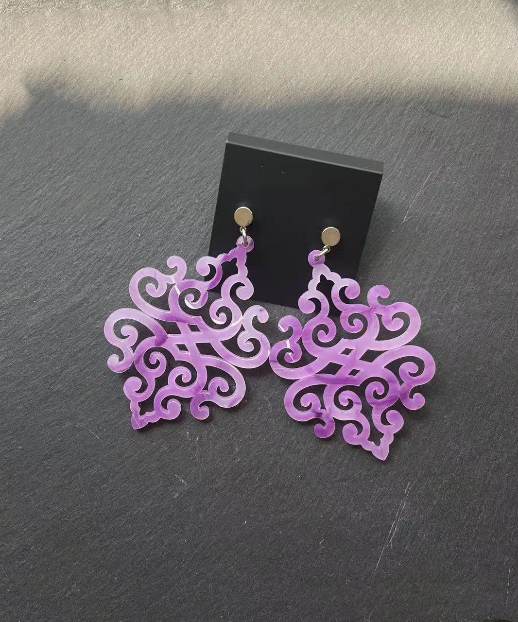 Boucles d'oreilles fantaisie violettes en acrylique ajouré en forme de nuage en forme de goutte - TrendAura