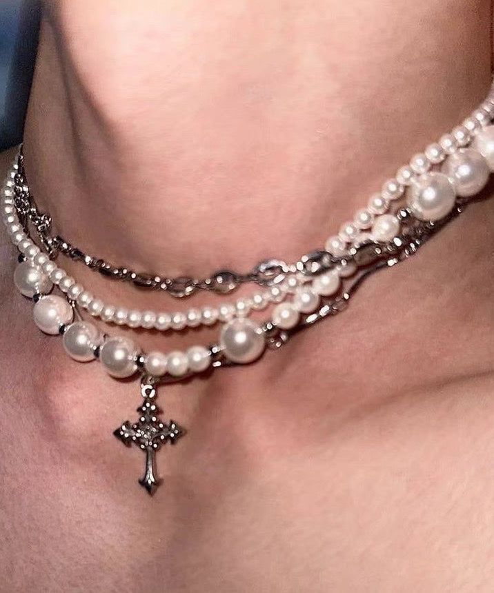 Collier original en métal colorblock avec perles superposées en zircon et croix graduée - TrendAura
