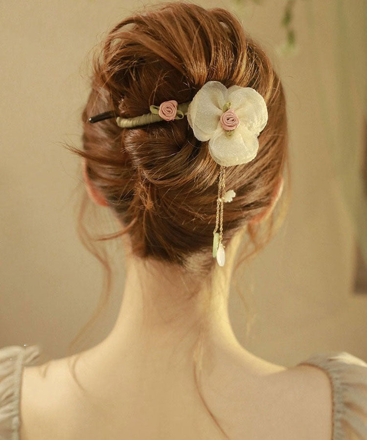 Épingle à cheveux originale en tissu abricot, tulle, perles et pompon floral - TrendAura