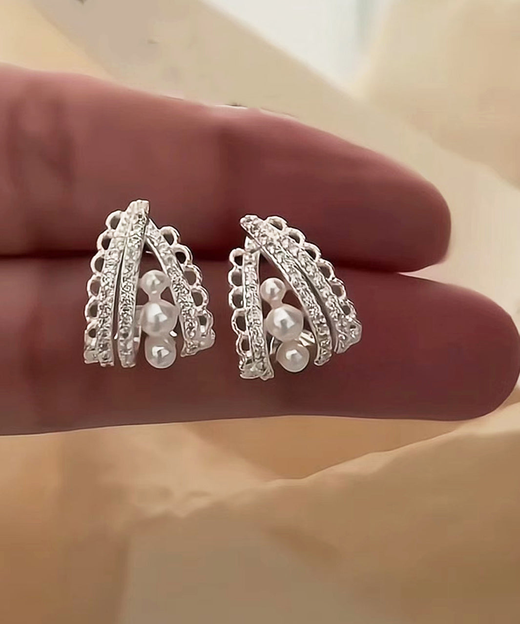 Boucles d'oreilles créoles ajourées en soie et cuivre, design original, avec perles - TrendAura