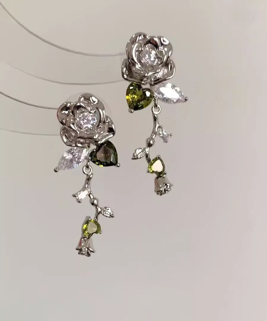 Boucles d'oreilles à tige en soie et métal avec zircon rose au design original - TrendAura