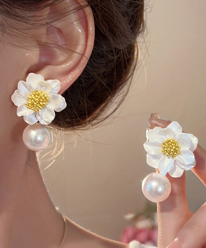 Boucles d'oreilles à tige en alliage acrylique blanc au design original, motif floral et perles - TrendAura