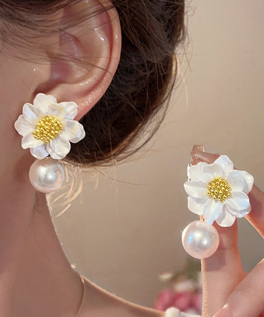 Boucles d'oreilles à tige en alliage acrylique blanc au design original, motif floral et perles - TrendAura