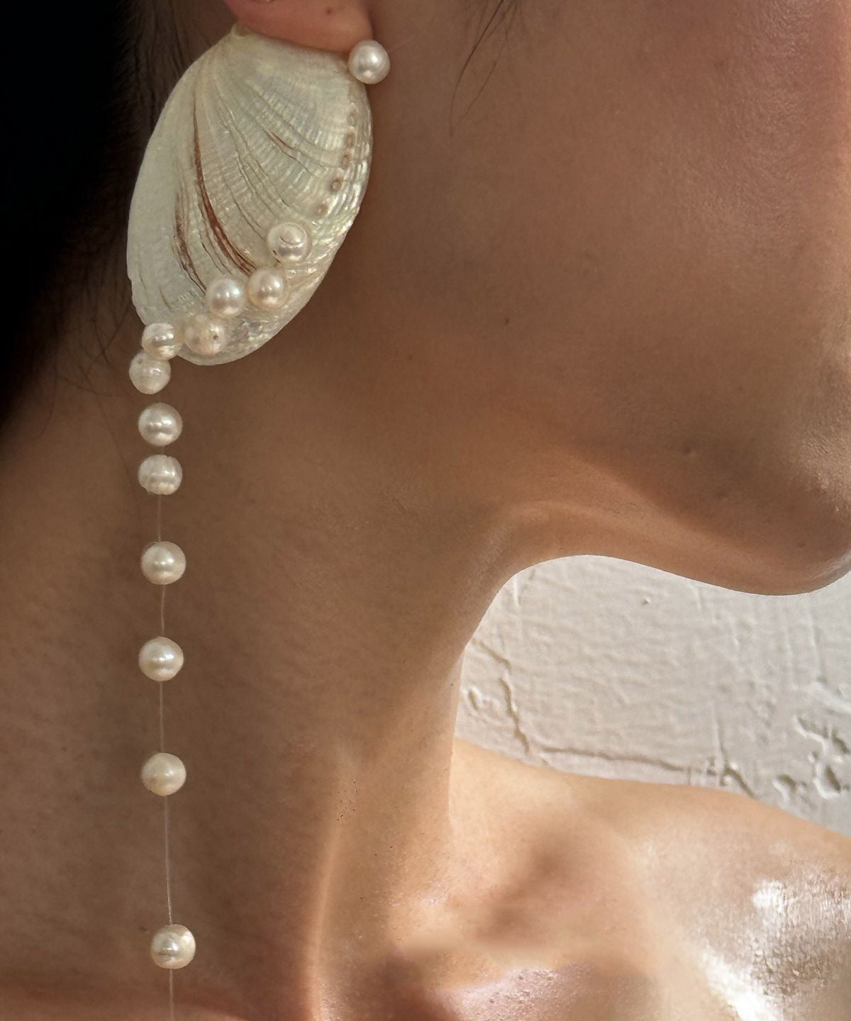 Boucles d'oreilles pendantes originales en alliage blanc avec perles de coquillage et pampilles - TrendAura