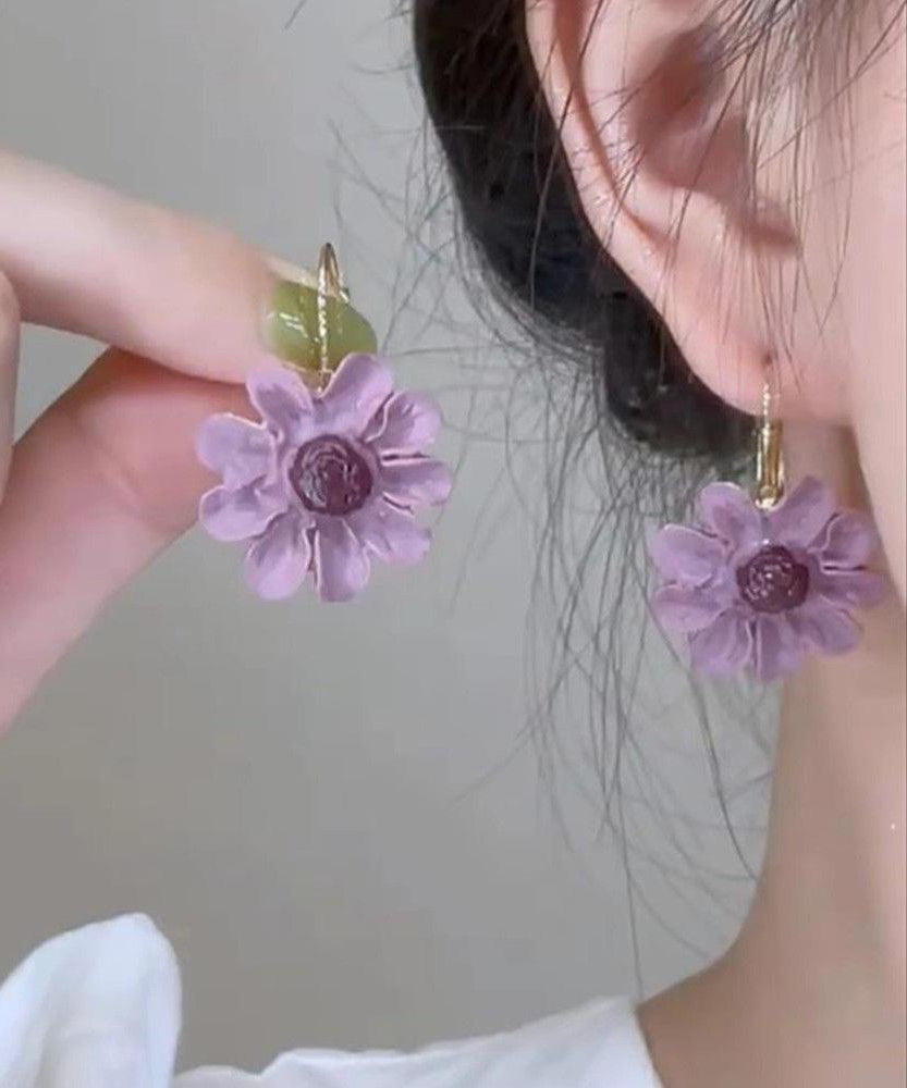 Boucles d'oreilles pendantes florales originales en cuivre violet surdoré - TrendAura