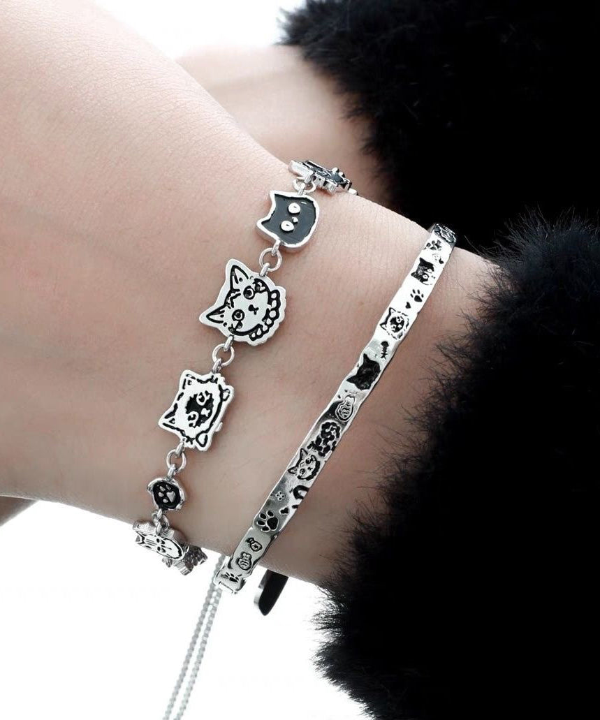 Ensemble de deux bracelets à breloques originaux en soie et cuivre avec graffitis et petits chats - TrendAura