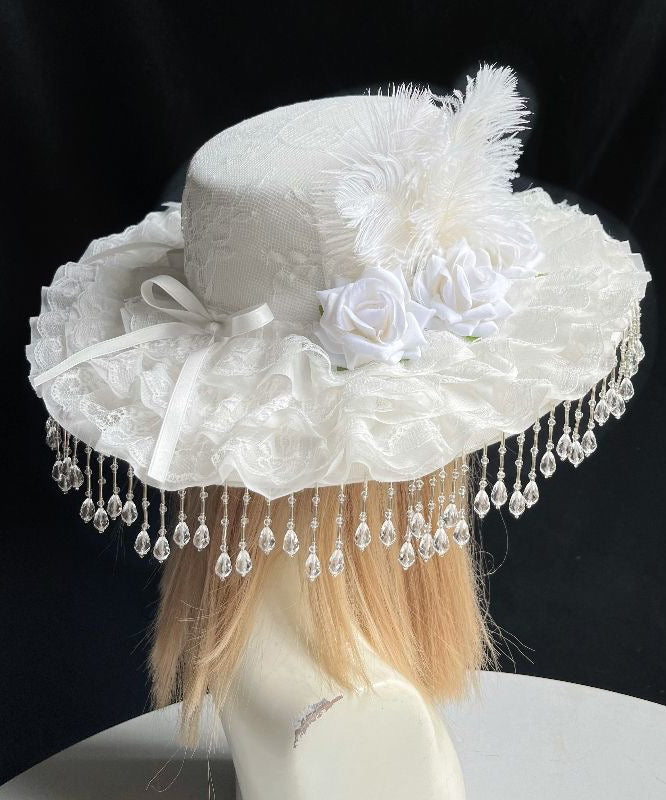 Chapeau cloche original en dentelle et plumes avec pompons et perles de rose blanche - TrendAura
