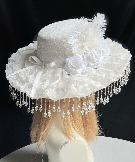Chapeau cloche original en dentelle et plumes avec pompons et perles de rose blanche - TrendAura