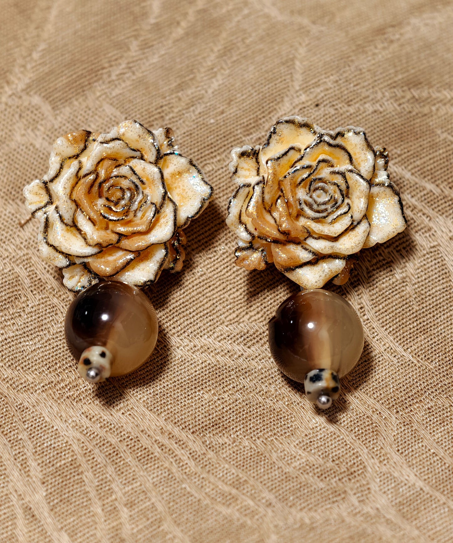 Boucles d'oreilles pendantes rétro en résine et alliage marron à motif floral - TrendAura