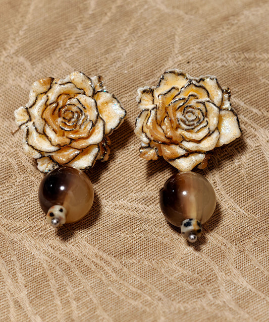 Boucles d'oreilles pendantes rétro en résine et alliage marron à motif floral - TrendAura