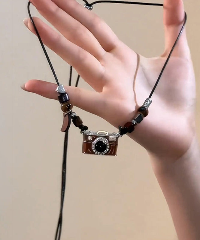 Collier pendentif appareil photo rétro en cuir brun doré et résine émaillée goutte à goutte - TrendAura