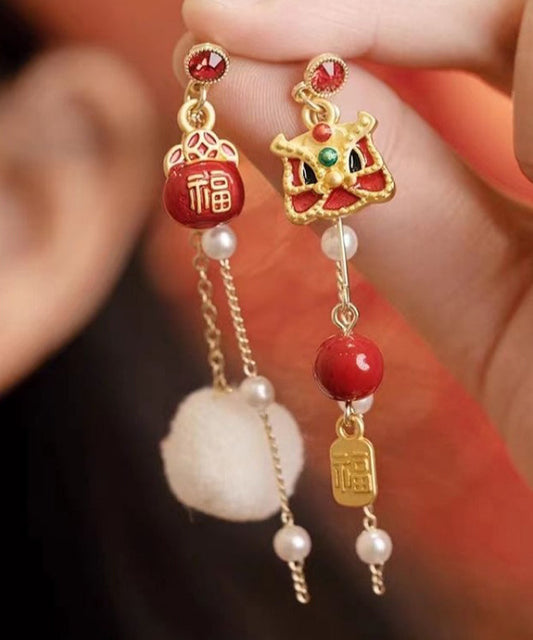 Boucles d'oreilles pendantes asymétriques en cuivre rouge rétro avec perles et chat porte-bonheur en forme de danse du lion et nuages ​​de bon augure - TrendAura