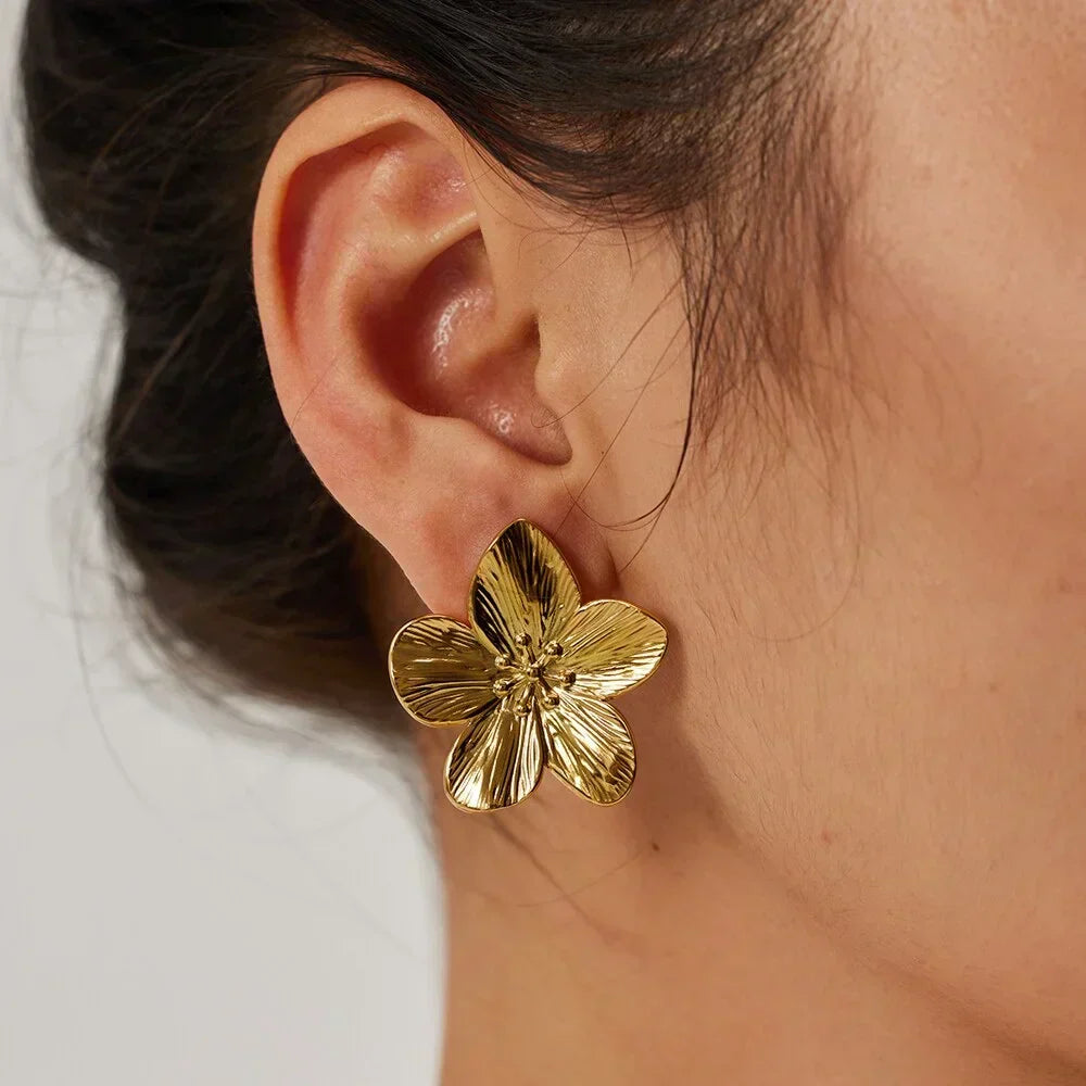 Jemilia | Elegant earrings with floral motif for women - TrendAura