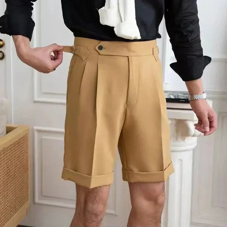 Fitted men's shorts - 100% cotton - Pleated front - Turn-up hem - Knee length cut