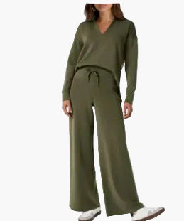 Women's leisure set with wide leg and V-neck – Comfortable loungewear outfit for everyday & travel