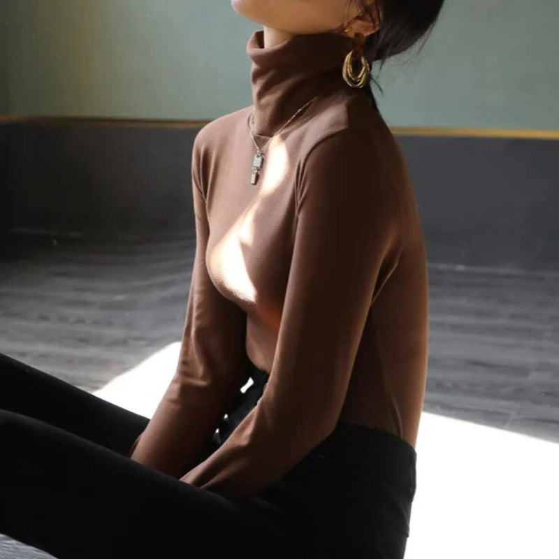 Eloura-Moda | Velvet turtleneck sweater for women