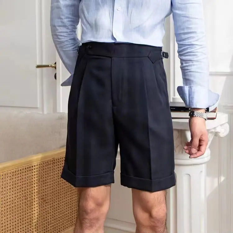 Fitted men's shorts - 100% cotton - Pleated front - Turn-up hem - Knee length cut