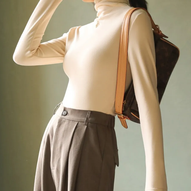 Eloura-Moda | Velvet turtleneck sweater for women