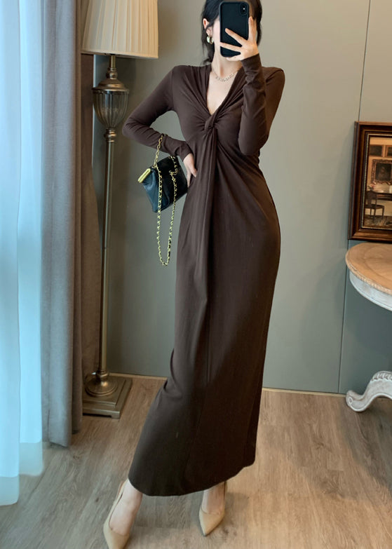 Robe droite en coton froissé à col en V et coupe ajustée, couleur chocolat, automne - TrendAura