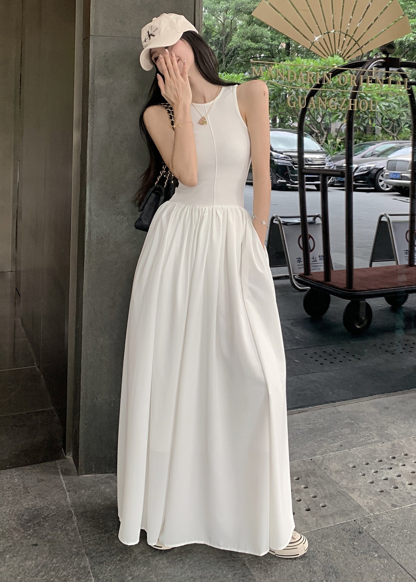 Robe de vacances en coton patchwork blanc coupe slim sans manches - TrendAura