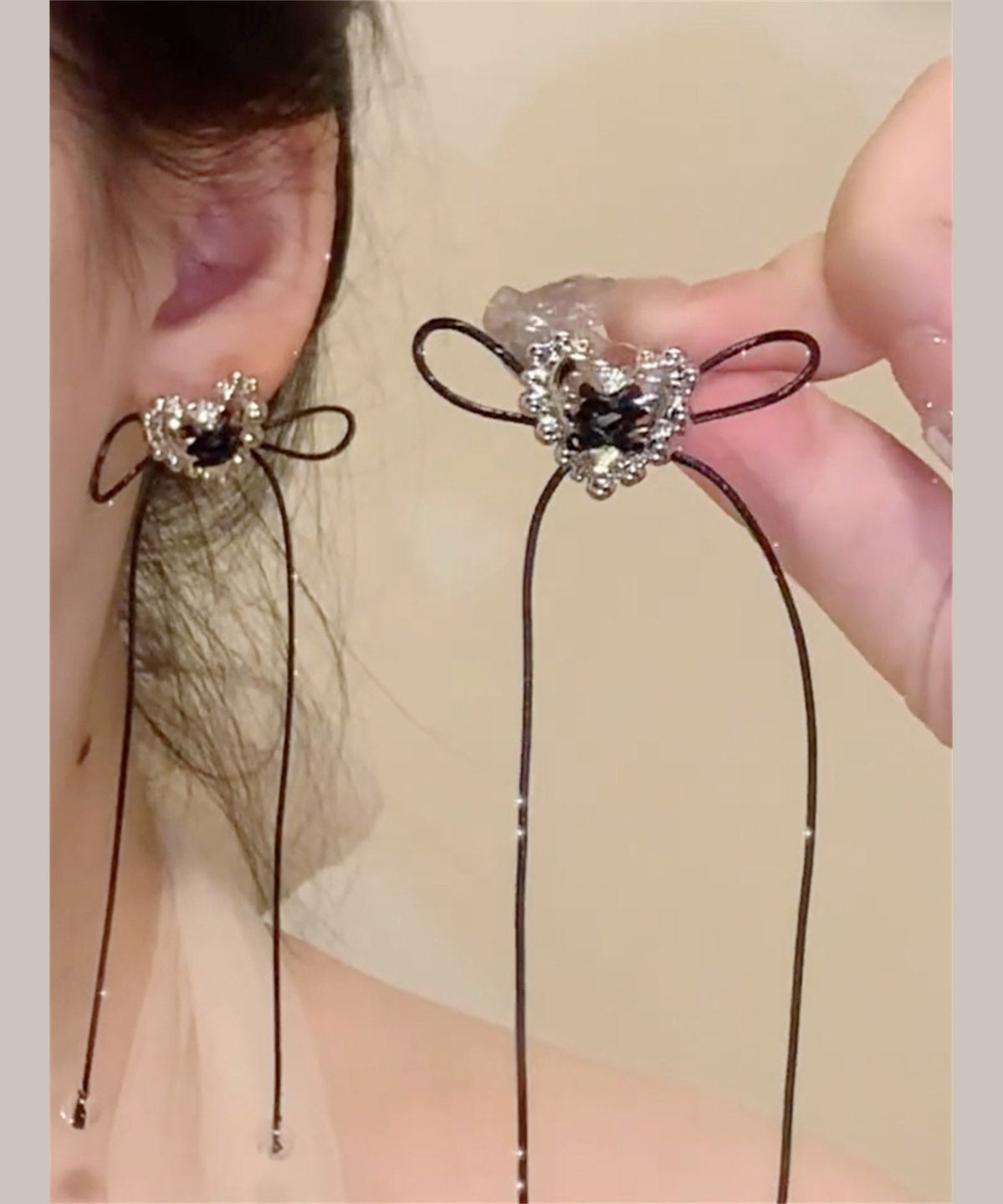 Boucles d'oreilles pendantes simples en cuivre noir avec nœud d'amour et pompon - TrendAura