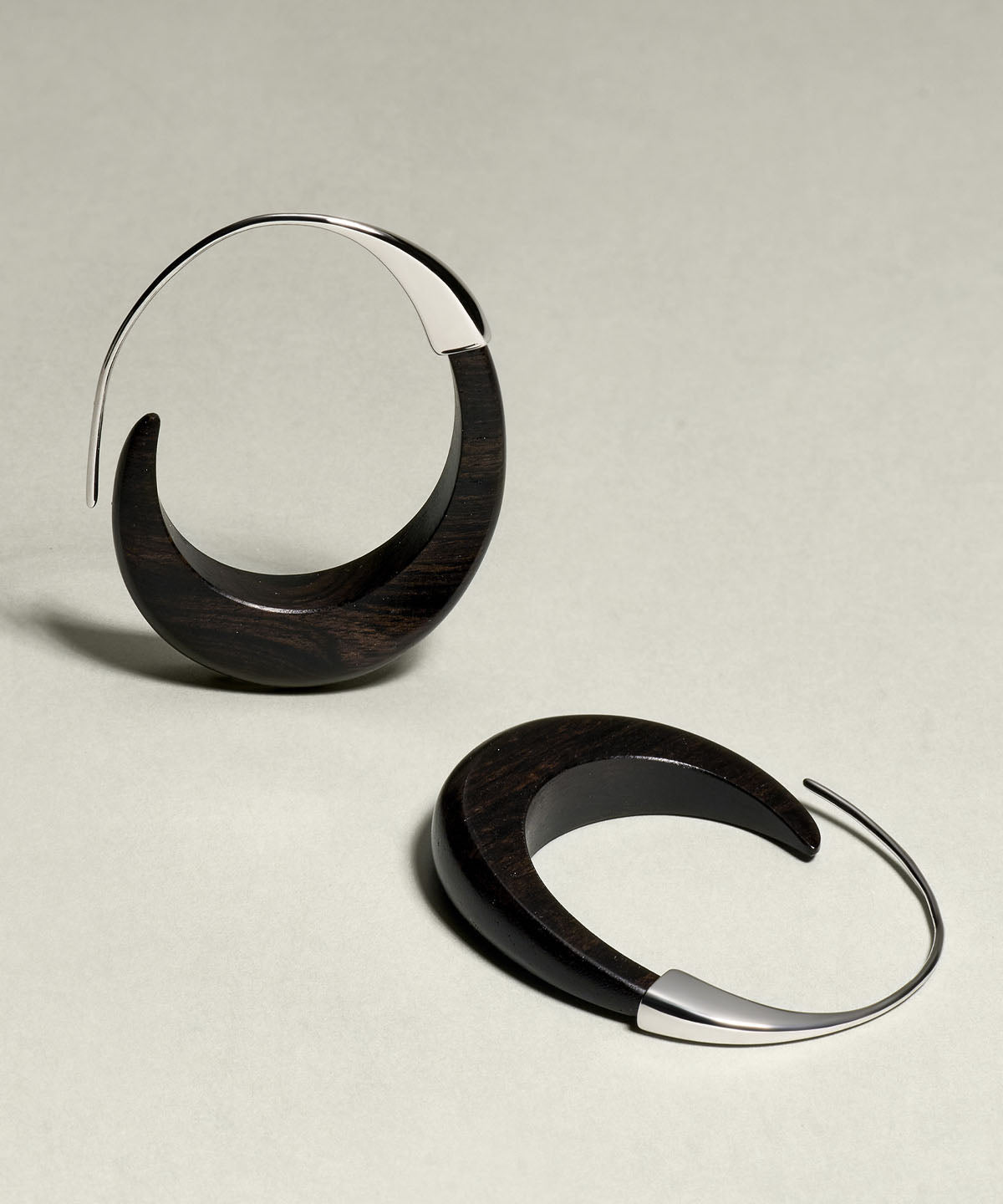 Boucles d'oreilles créoles simples en argent sterling noir et bois de santal - TrendAura