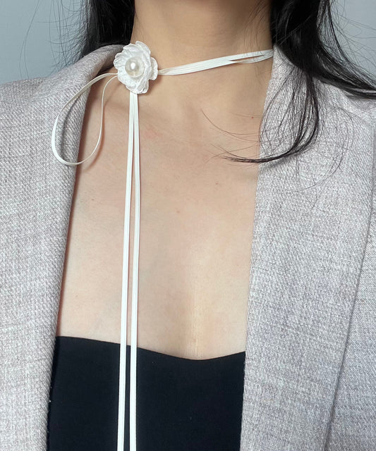 Collier simple en dentelle de tissu blanc et perles de camélia - TrendAura