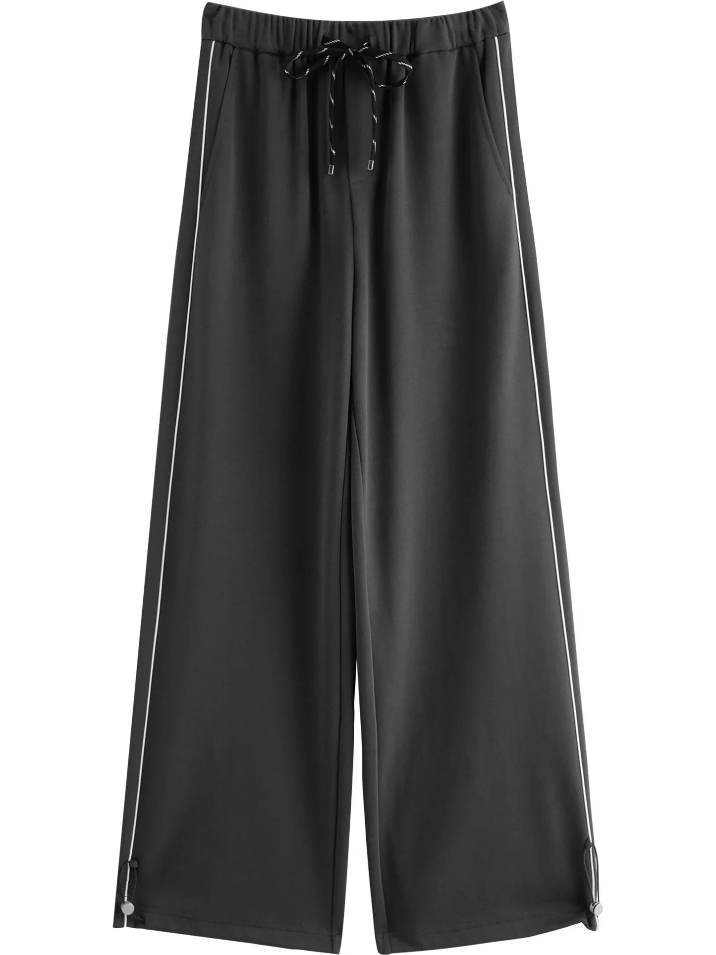 Sporty women's outfit with contrasting cropped jacket and comfortable pants