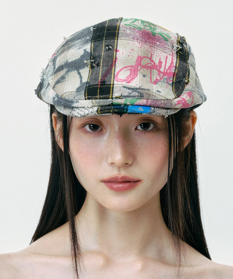 Chapeau breton streetwear à carreaux déchirés et graffitis - TrendAura