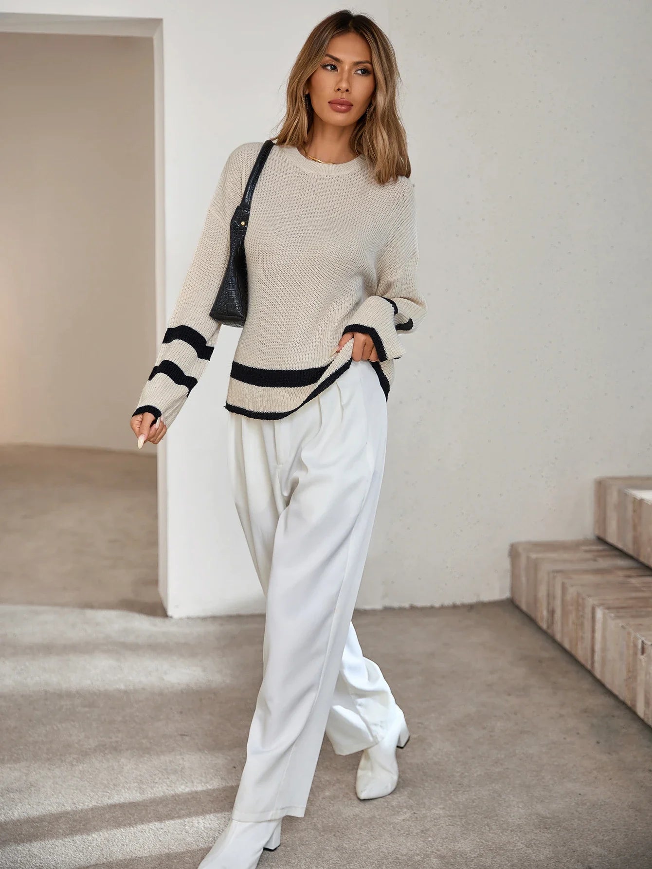 Women's knitted sweater with color contrast